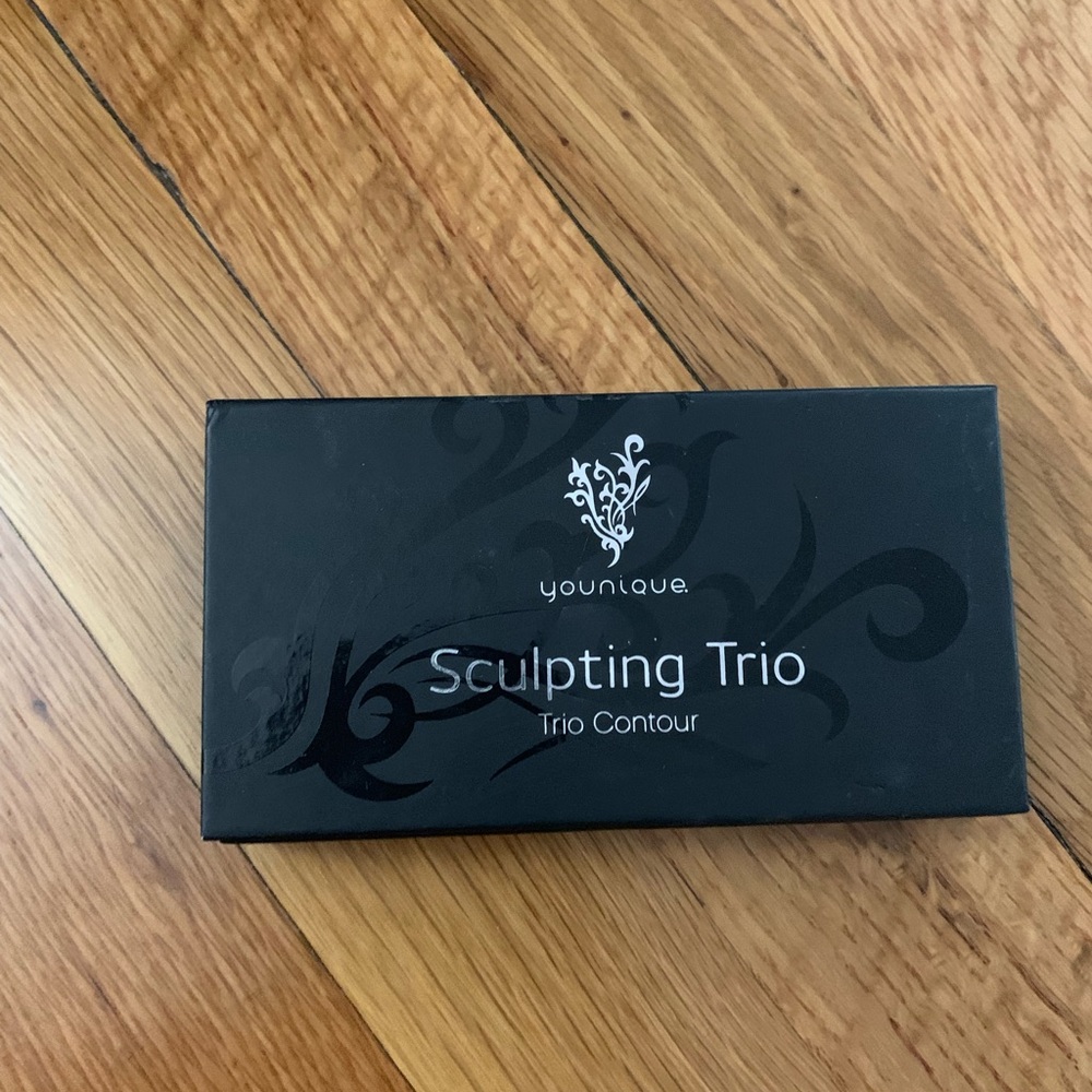 Younique light sculpting trio